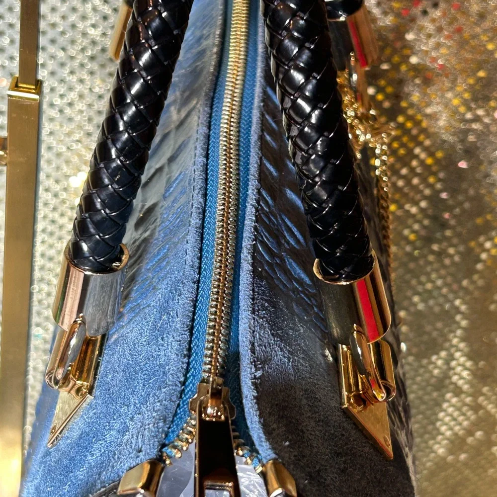 Borse in Pelle Blue Croc-Embossed Suede & Leather Bag Approx. 12” x 10” x 4” NWT - Picture 6 of 15